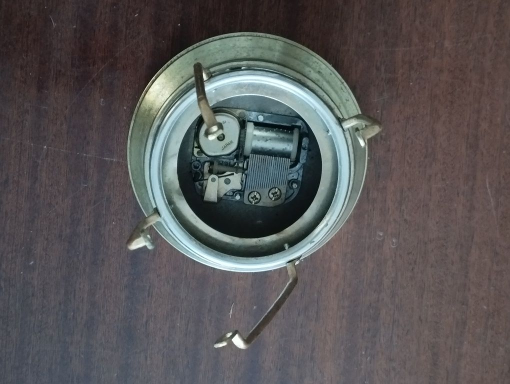 Zabytkowa karafka z pozytywką w kształcie lampy naftowej
