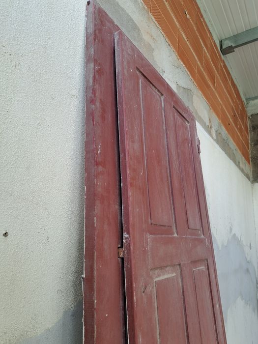 Porta antiga em madeira maciça