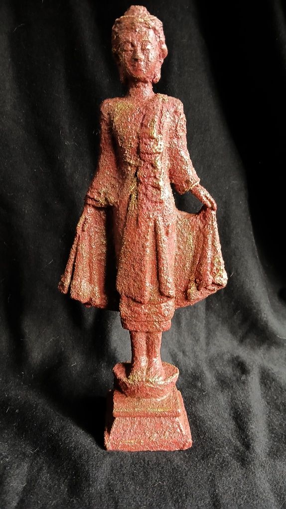 Estatueta oriente imitação de terracota com laivos dourados.