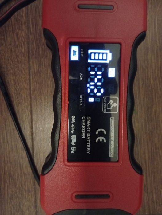 Зарядний пристрій для 12/24 вольтових акумуляторів.