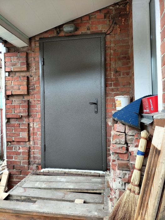 Виготовлення і встановлення вхідних металевих дверей.