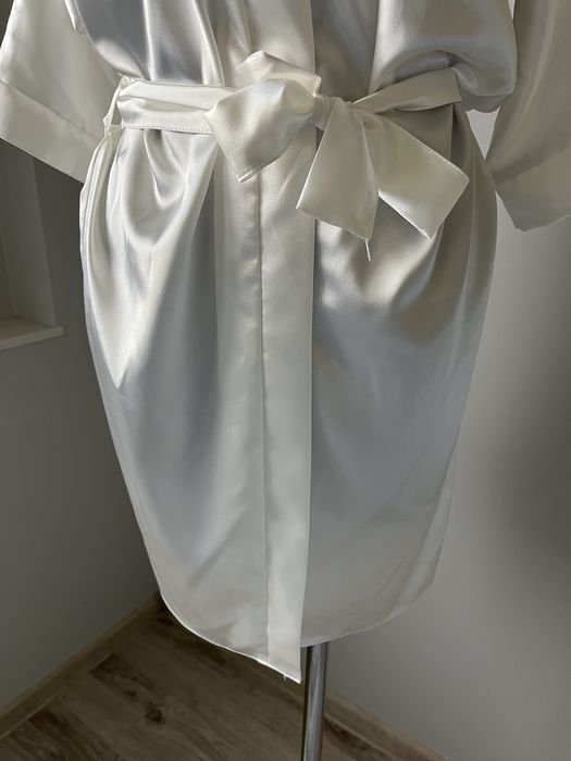 Biały szlafrok ślubny ślub przygotowania panna młoda