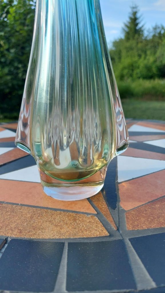 Piękny wazon Murano . Wysokość  różna w najwyższym miejscu 27,4 cm śre