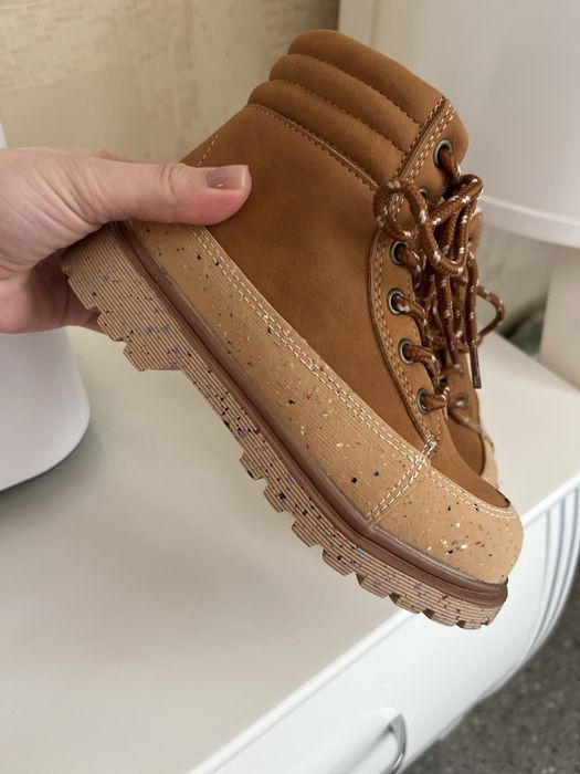 Чобітки, сапожки.