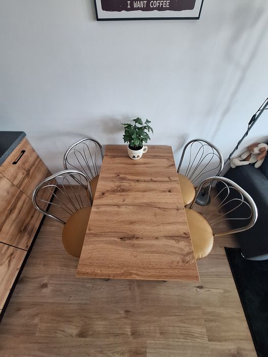 Zestaw stół + 4 krzesła idealny do jadalni lub kuchni

Sprzedam zes