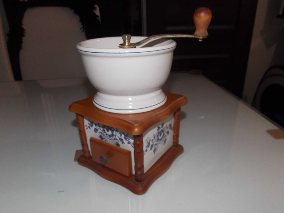 Młynek do kawy Bergner  zdobiony ,super stan