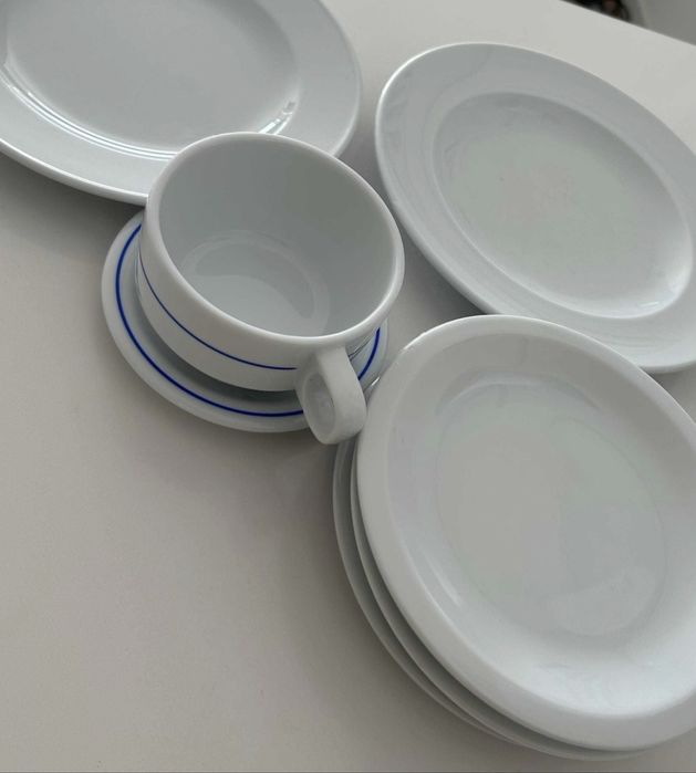 Conjunto de pratos e uma chávena