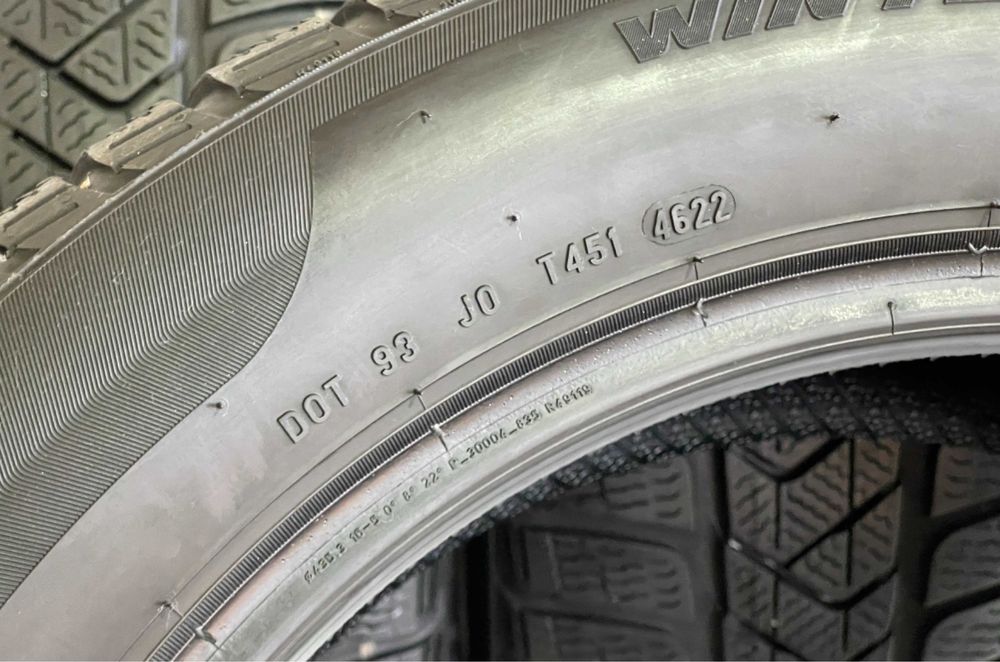 Автошини колеса резина 215/55 R17 Pirelli Sottozero3 зимові 2022 рік