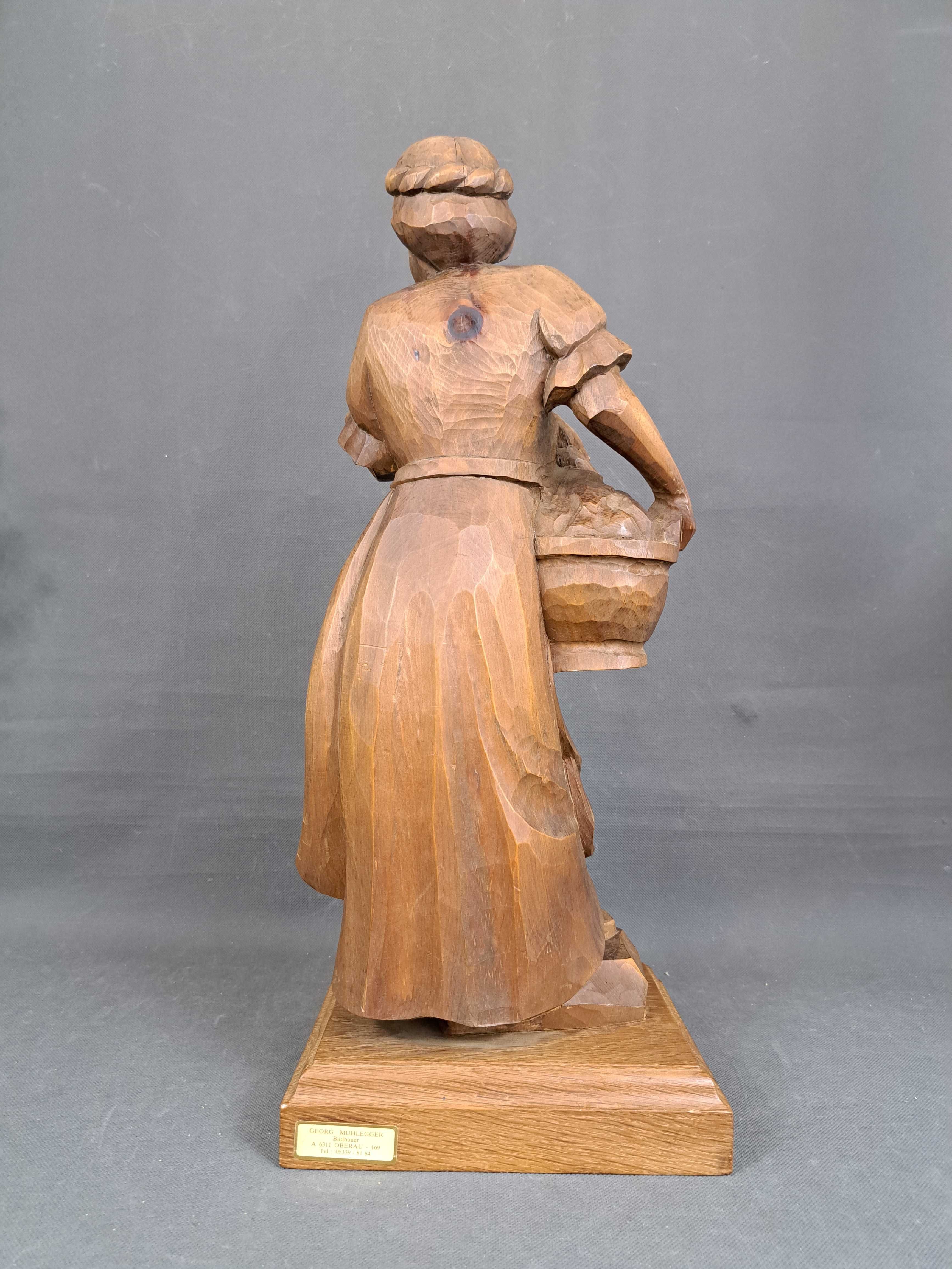 Kobieta z koszem owoców, rzeźba drewniana, wys. 52 cm