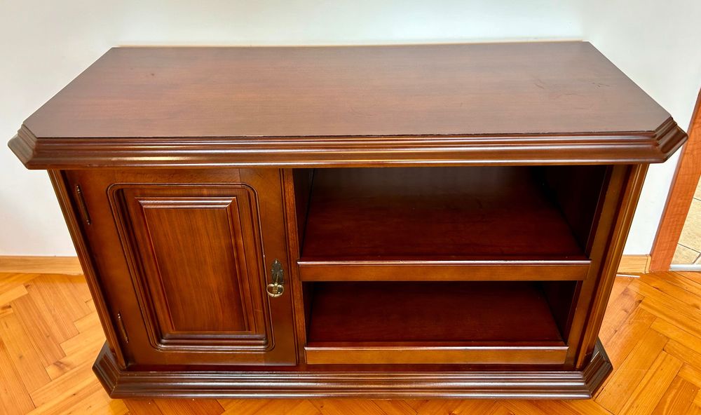 Drewniana szafka pod telewizor/kredens w kolorze orzecha