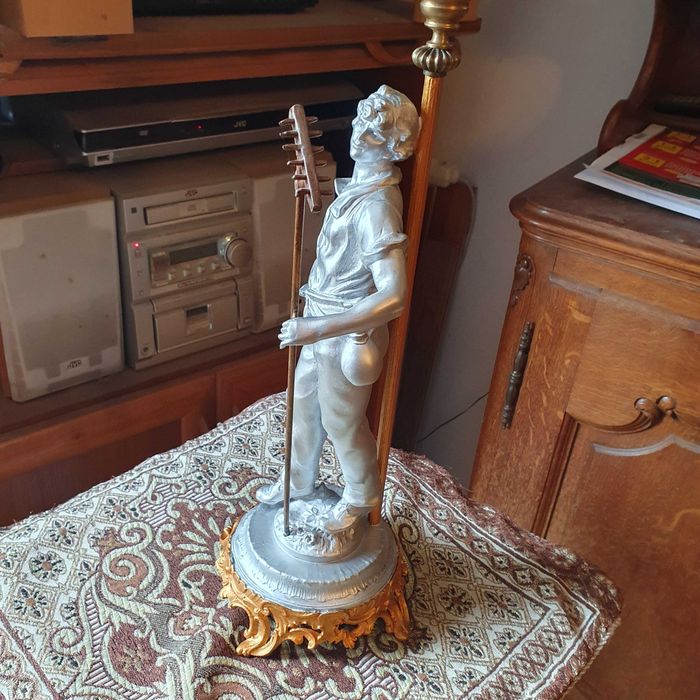 Sprawna figuralna lampa naftowa=MOREAU=ze stopów metali=wys.całk.80 cm