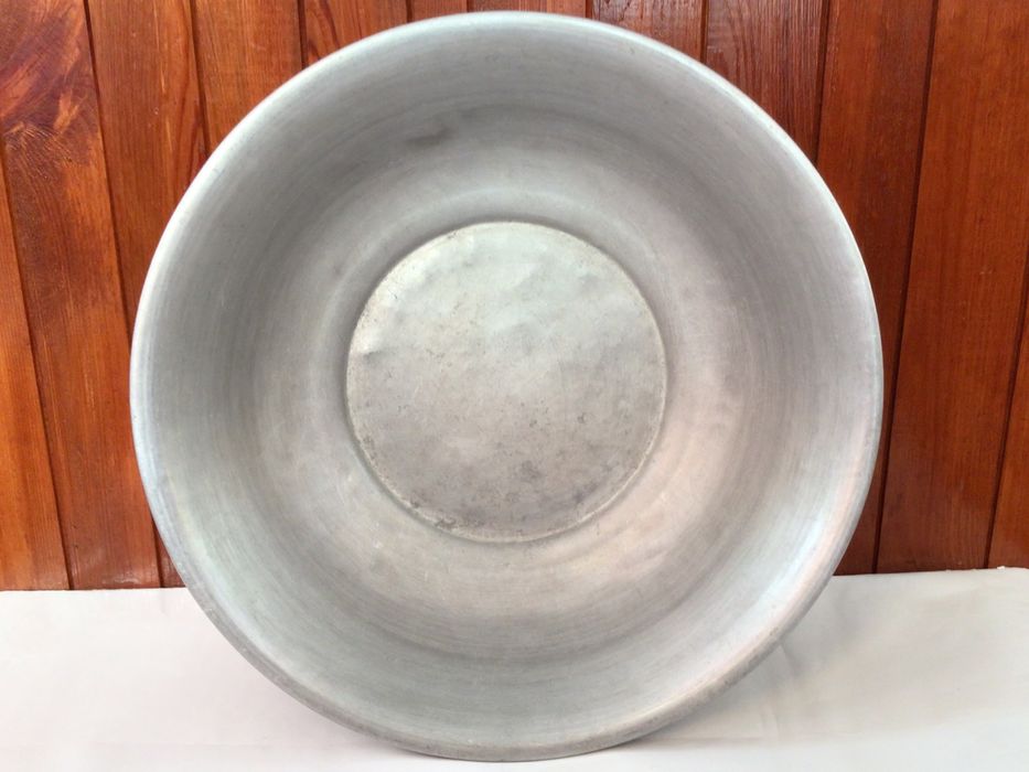 Миска - таз  емальована діам. 40см.,  алюмінієва діам. 45см..