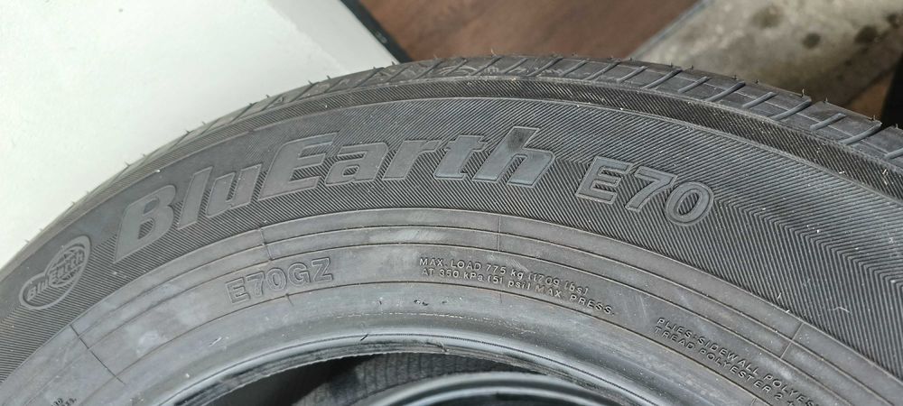 opona letnia 225/60R17 99H Yokohama bluearthve70