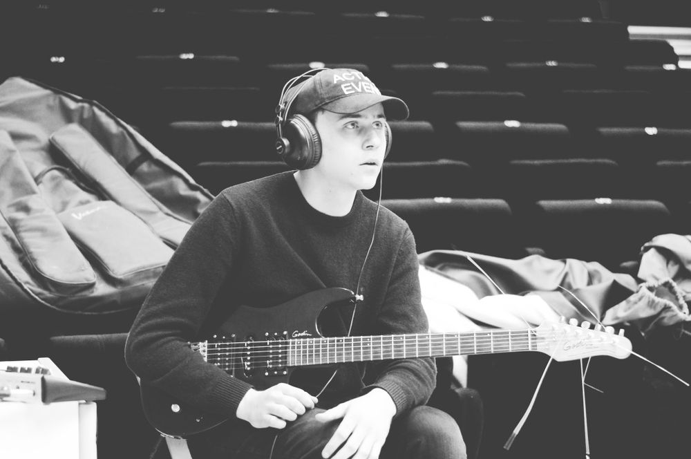 Уроки гри на гітарі та укулеле!