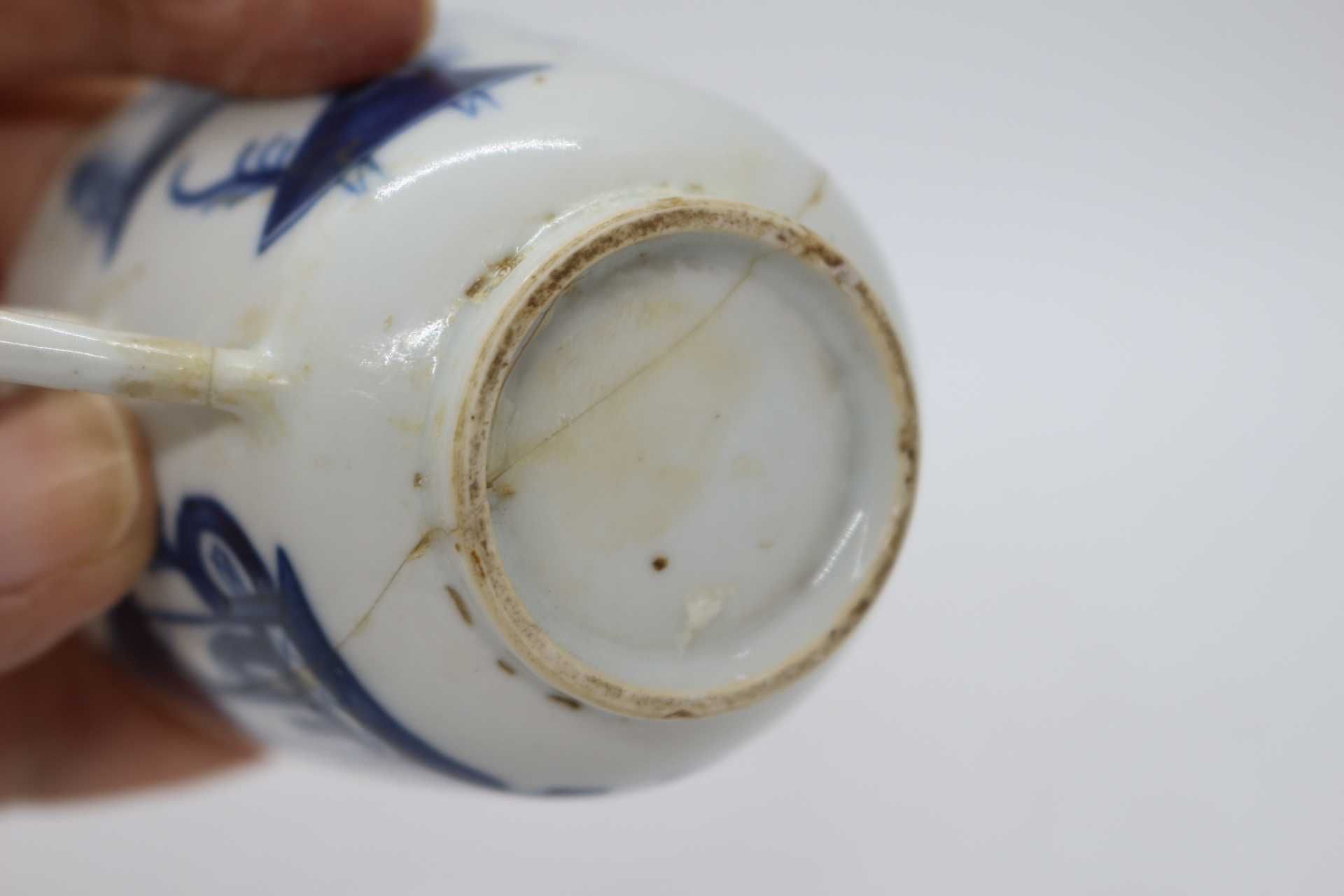 Chávena recortada em porcelana Chinesa Fluvial e Pagodes XIX