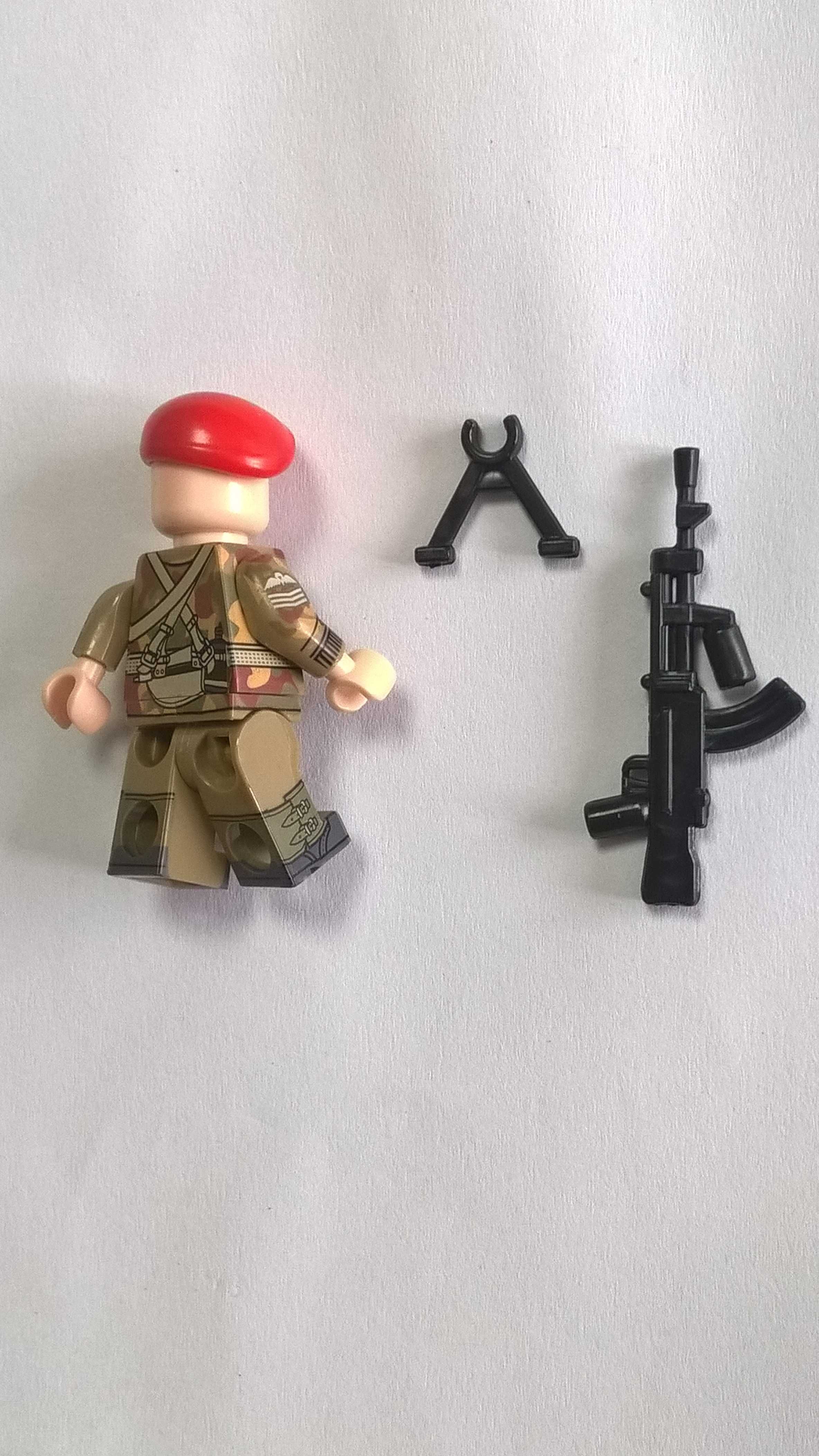 Figurka żołnierza brytyjskiego 4 strony nadruk WW2 komp. z Cobi, Lego