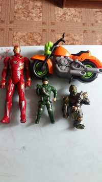 Большие игрушки: мотоцикл, орк, солдаты