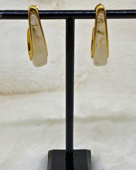 Brincos de Argola com Resina – Elegância Contemporânea (Cru)
