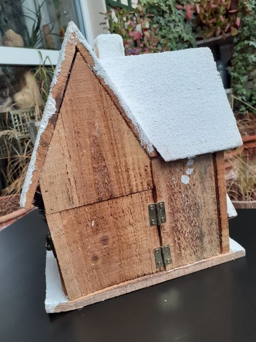 Drewniany ośnieżony domek z podświetleniem LED