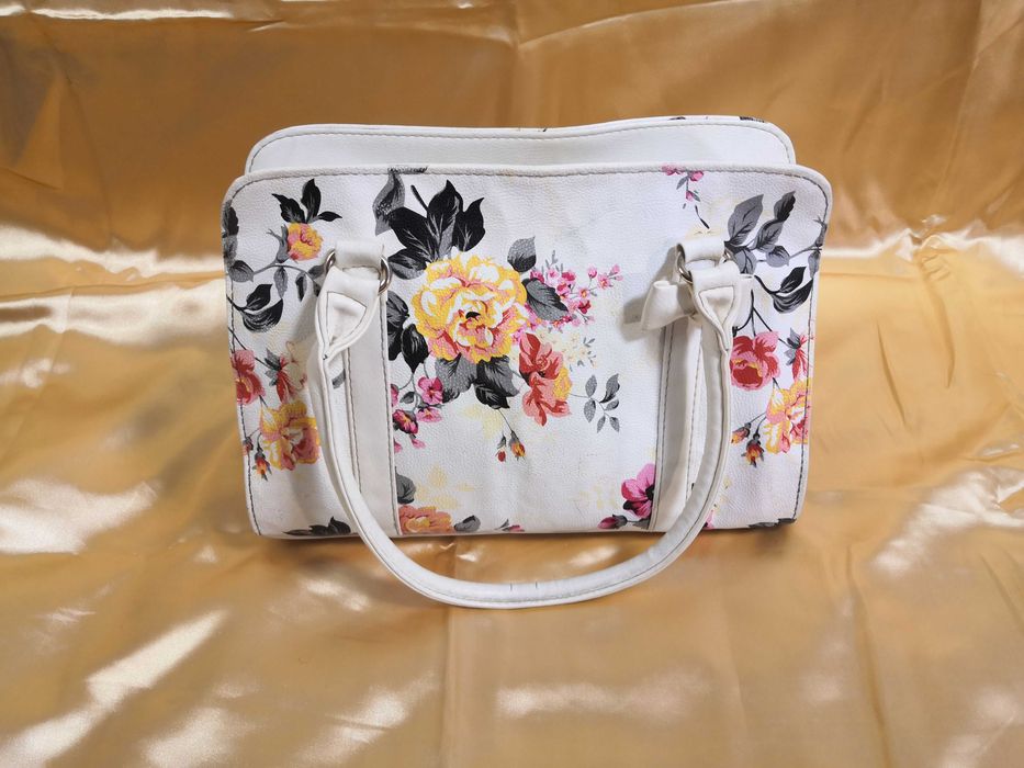 Стильная женская сумка из экокожи с цветочным принтом. Требует ремонта
