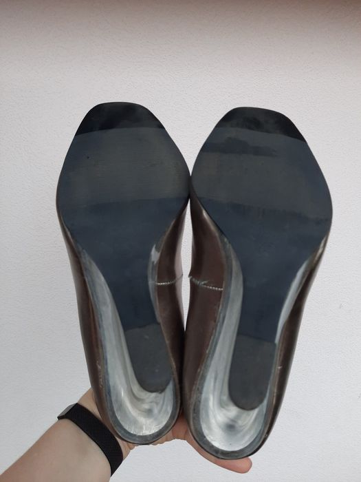 Стилтні туфлі з відкритим носком на прозорому каблуці скала