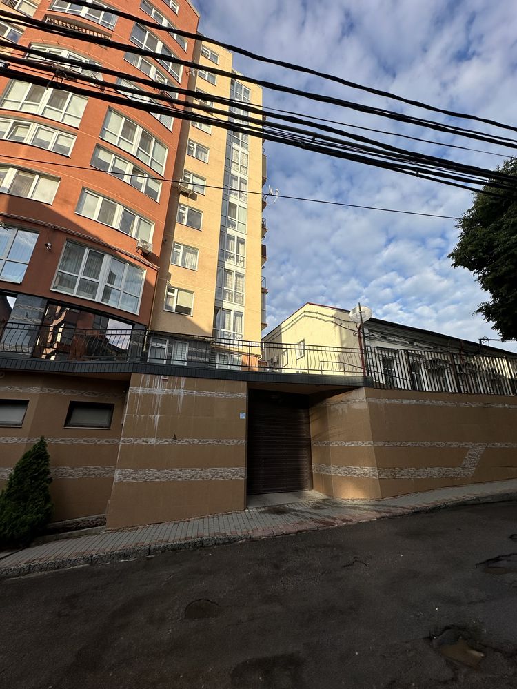 Продам паркінг на вул. Барвінського 2