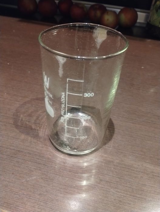 Zlewka, zlewki laboratoryjne, pojemniki szklane, miarki.

Dostepne poj