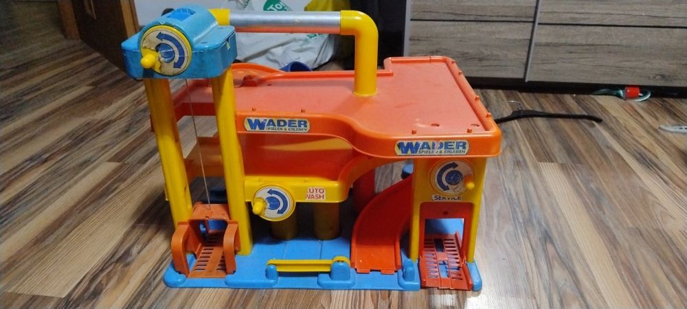 Garaż zjeżdżalnia dla autek