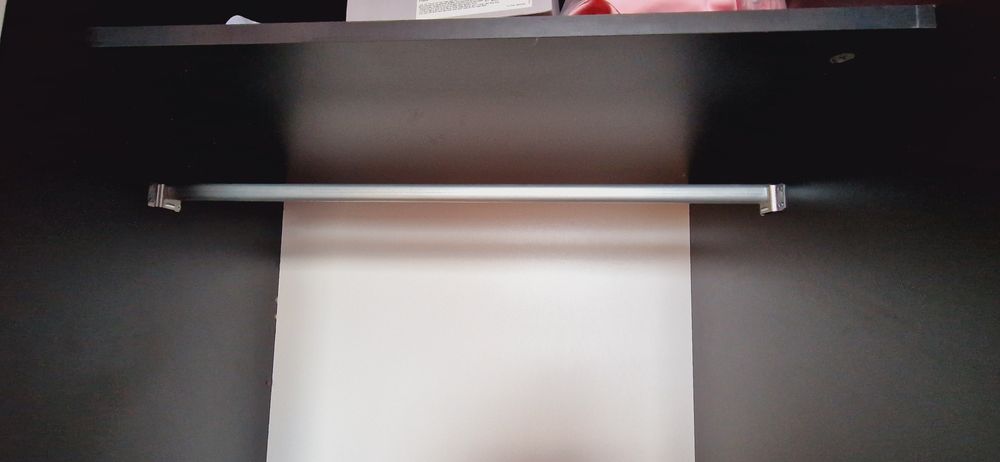 Szafa przesuwna duża pojemna biało czarna z uchwytami drążek półki