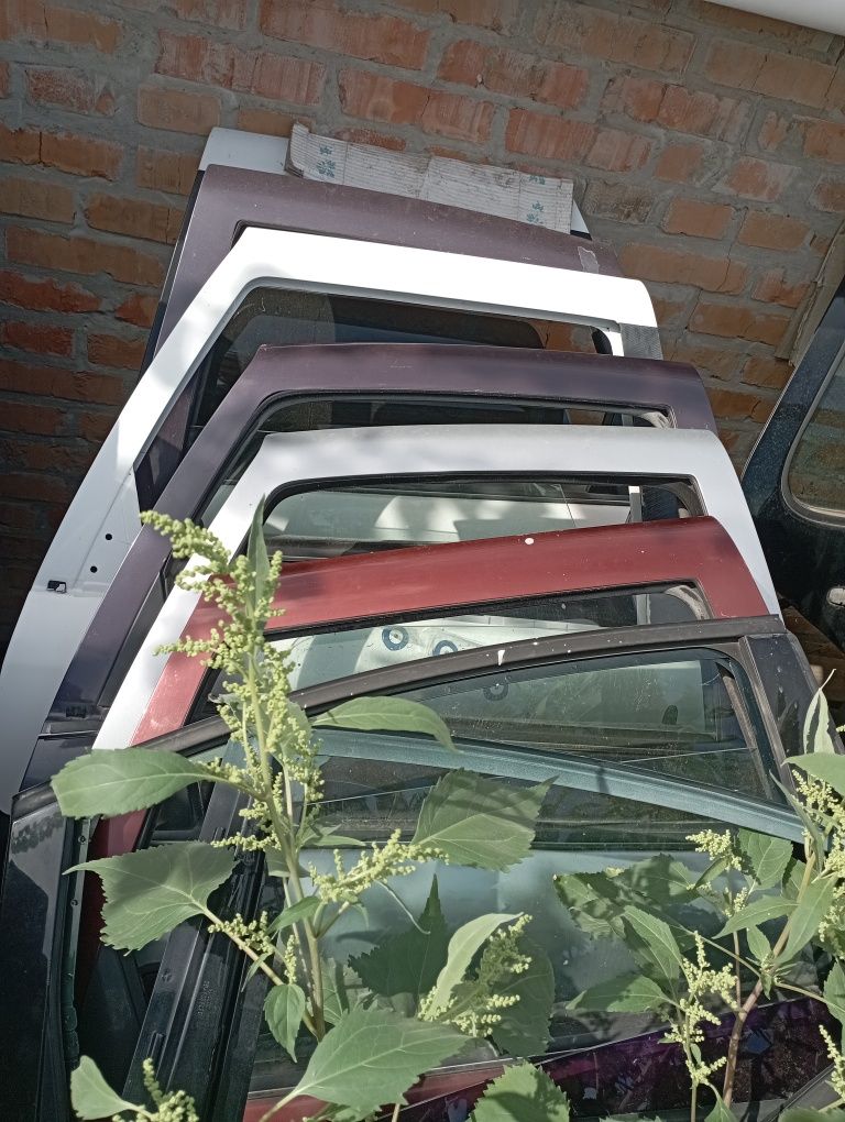 Продам двері капоти крила бампера кришки задні