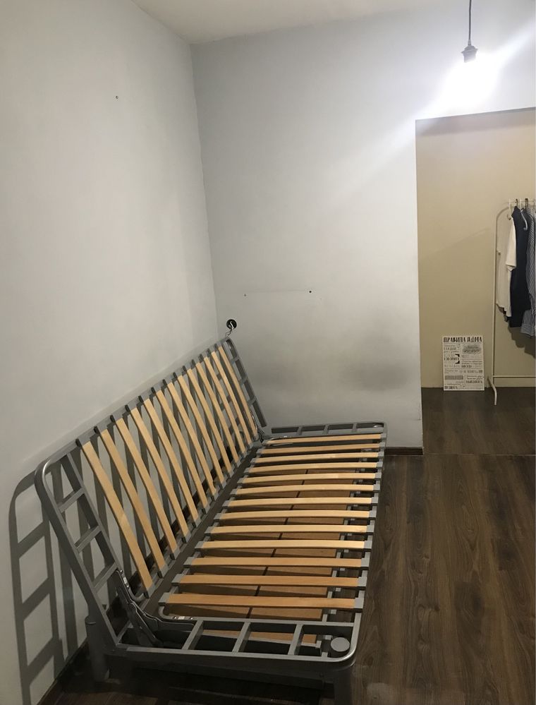 Кровать-диван IKEA с нишей и металлическим каркасом 140 на 200