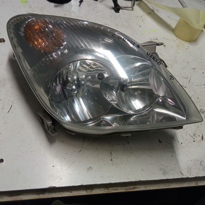Lampa przód prawa Toyota Corolla Verso