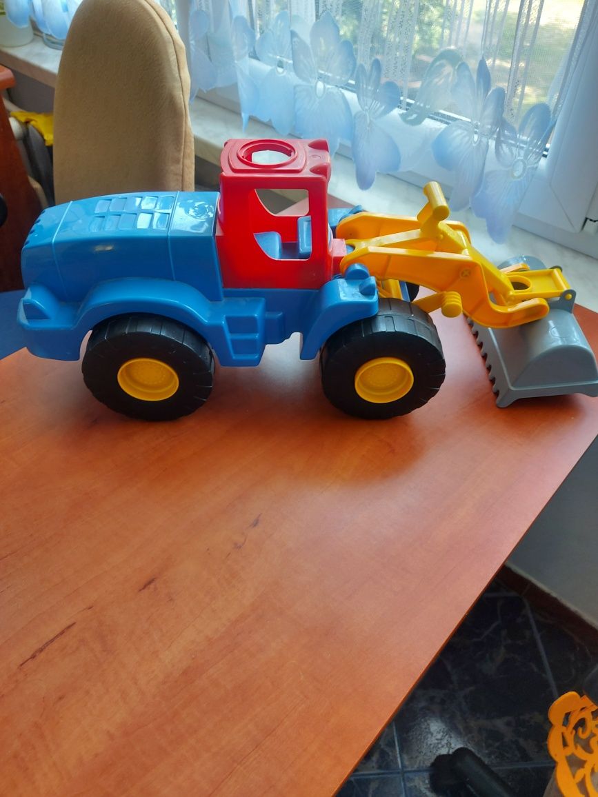 Samochód duży traktor z łyżka do piachu