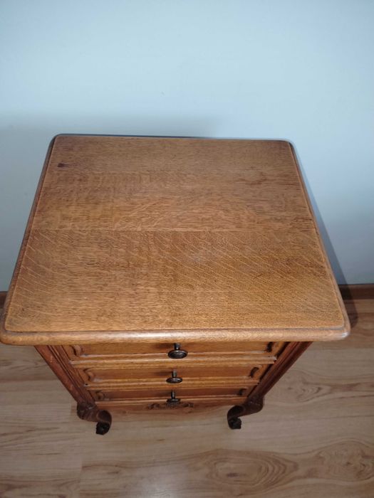 Dekoracyjna szafka Ludwik  z trzema szufladami , lity dąb