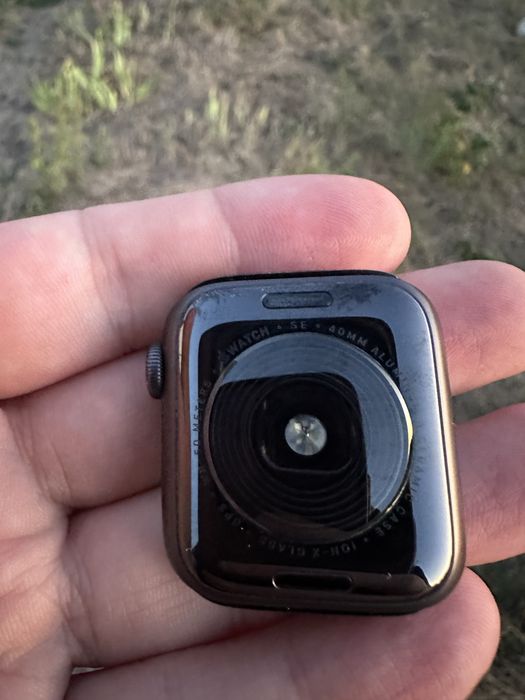 Цифровий годинник епл вотс se