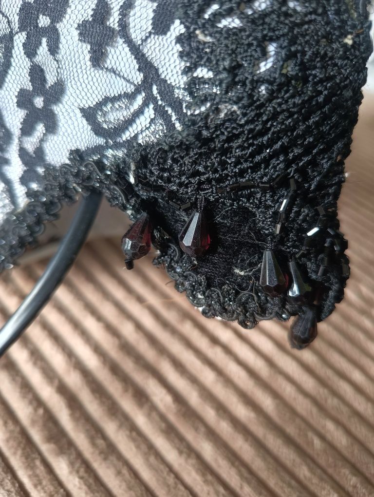 Stylowa lampka w kształcie koronkowego kozaka
