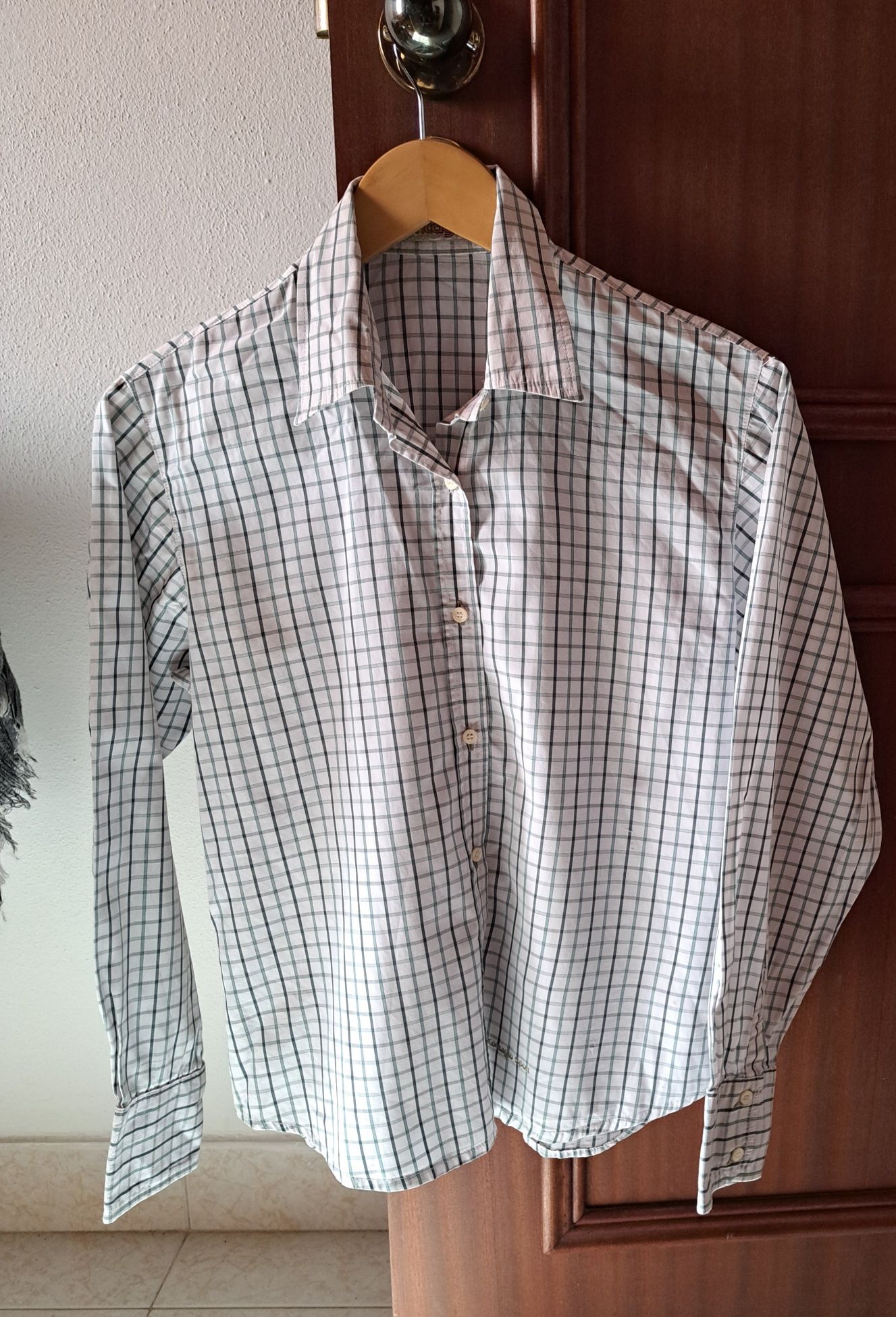 Camisa de senhora aos quadradinhos com tons de verde e fundo branco n.