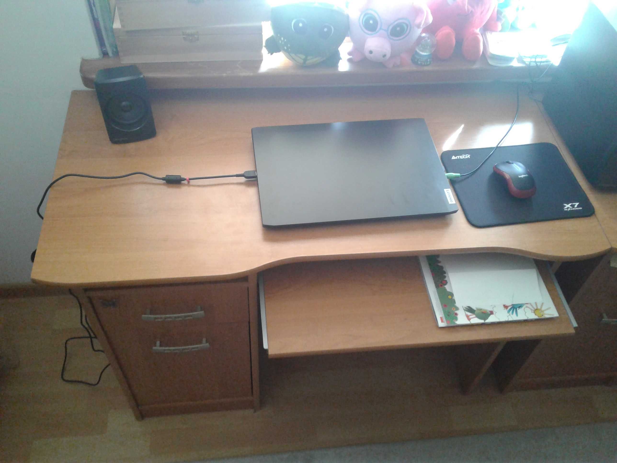 Biurko z podkładka na klawiaturę