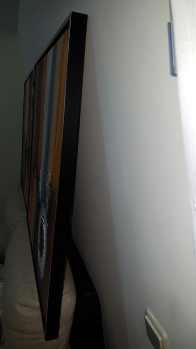 Quadros pintados à mão.