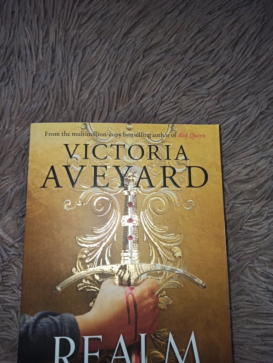 Realm Breaker Victoria Aveyard Книга англійською мовою РуйнівникСвітів