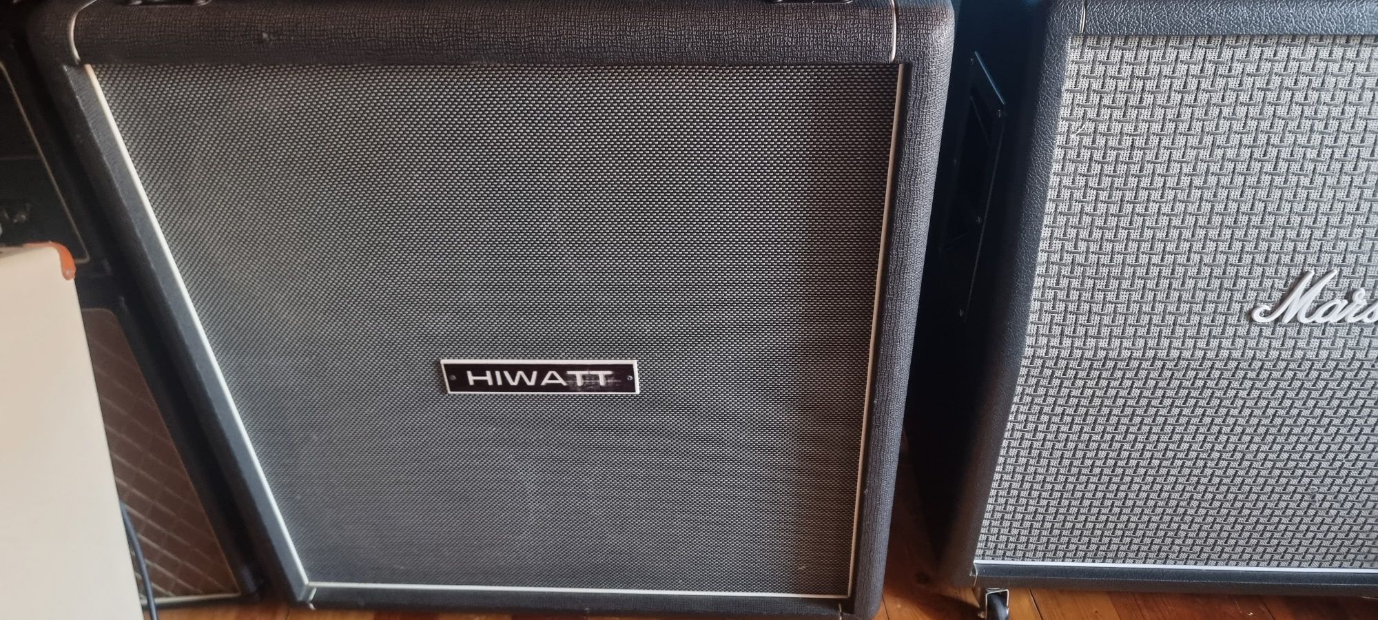 Гітарні кабінети Marshall 1960АХ; Hiwatt