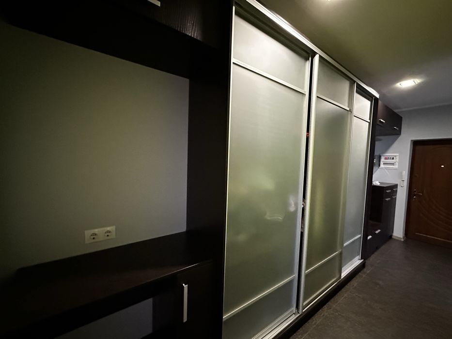 Продається простора 2-кімнатна квартира з коморою біля центру міста!