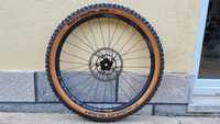 Roda da frente BTT 27,5 Newmen performance com pneu schwalbe hans damp