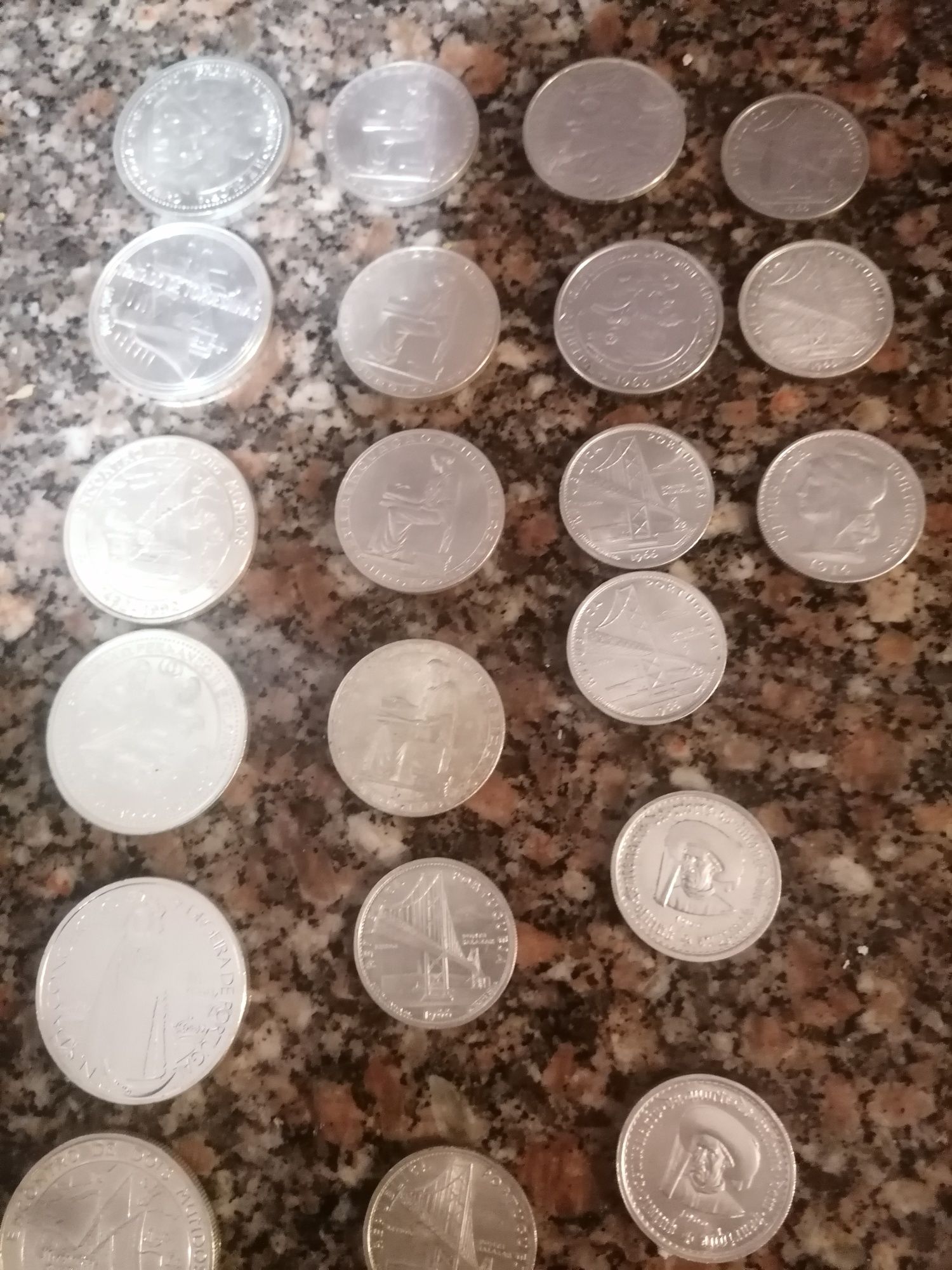 Vendo grande coleção de moedas muito antigas