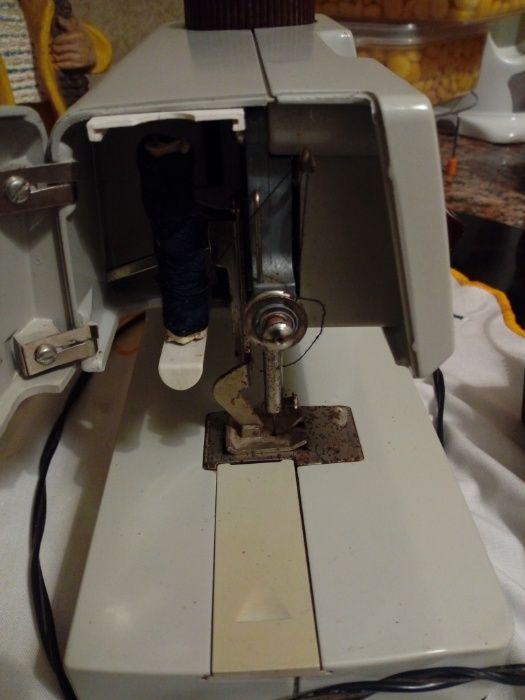 Maquina de costura a funcionar