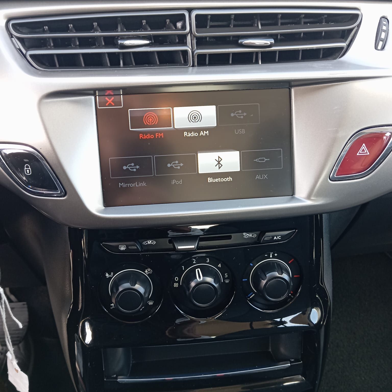 Vendo Citroën C3 — 2016 — Gasolina — 90.000 km

Vendo Citroën C3 — 201