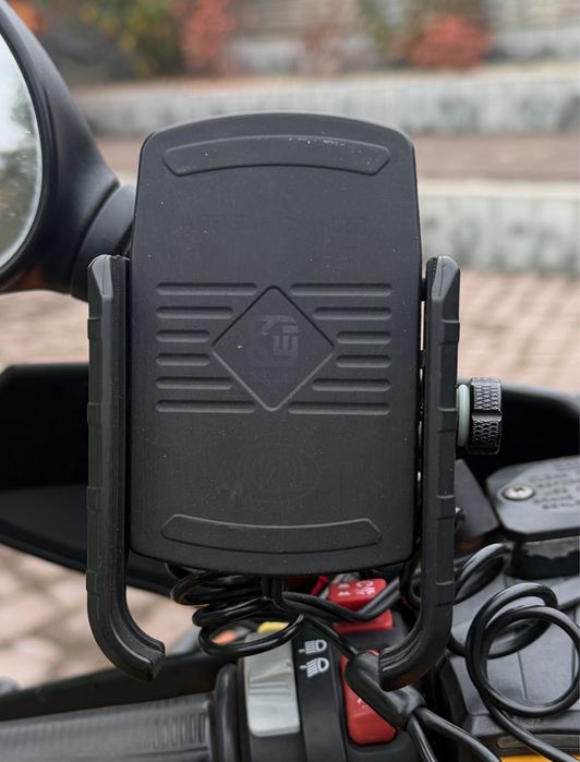 Uchwyt z ladowarka na telefon