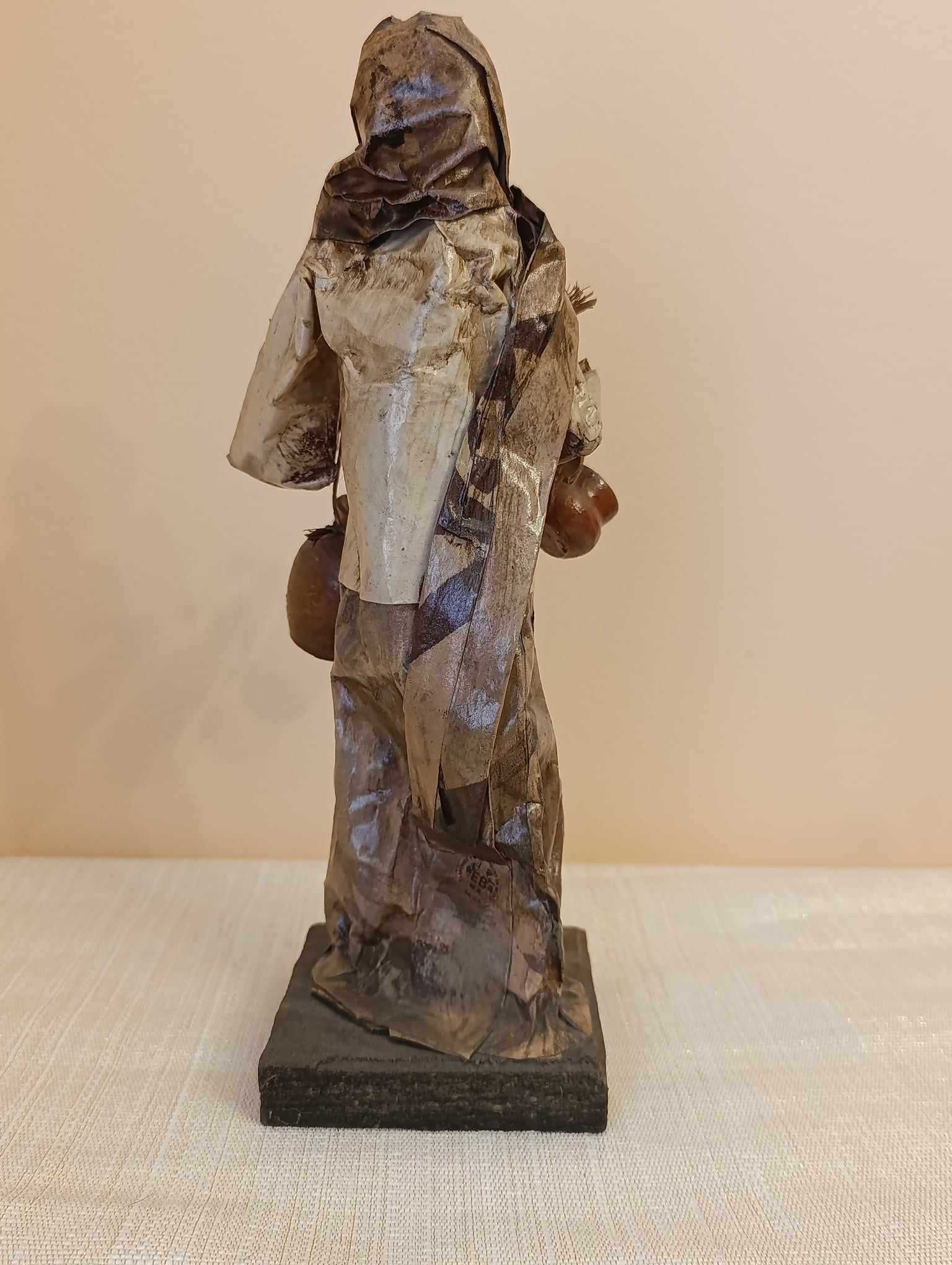 Figura de artesanato mulher, com cantaros barro - papel maché
