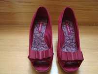 Buty zamszowe na koturnie