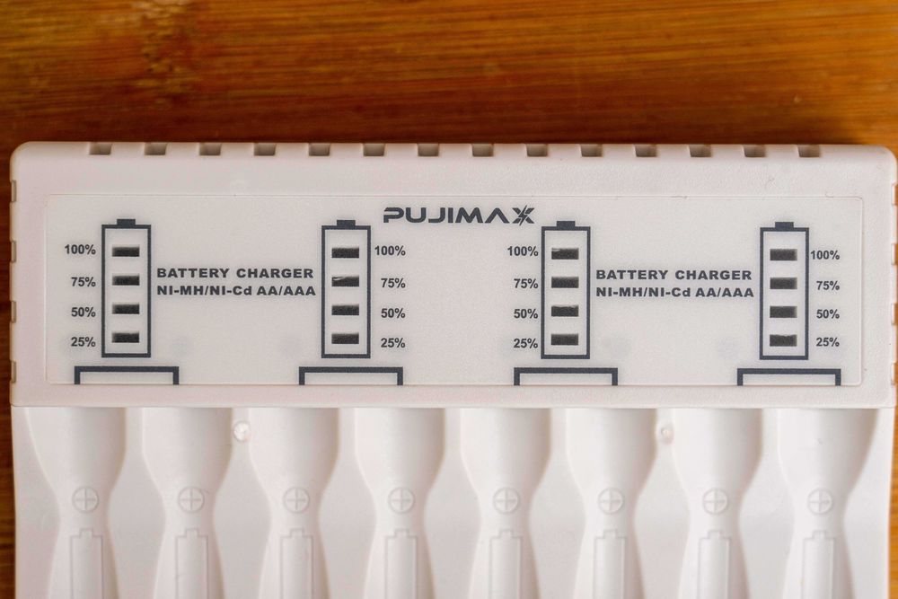 Carregador para 8 pilhas NI/MH e NI/CD